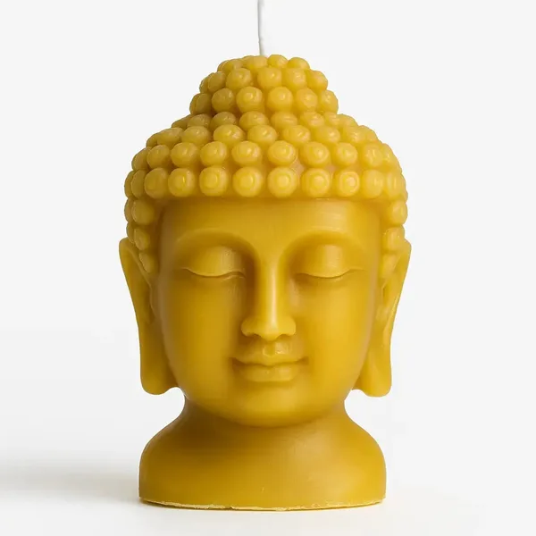 Håndstøpt Buddha-lys i gyllen bivoks, ca. 12,5 cm høyt