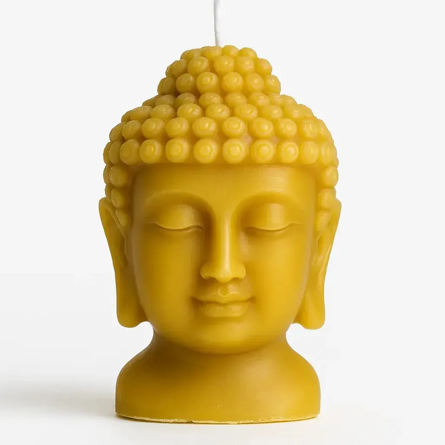 Håndstøpt Buddha-lys i gyllen bivoks, ca. 12,5 cm høyt